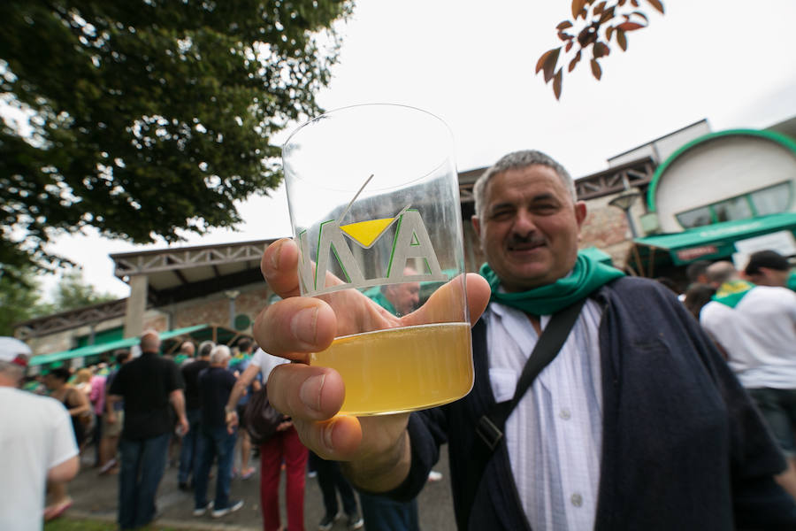 Centenares de personas disfrutan desde primera hora del día grande del XLI Festival de la Sidra de Nava, todo un homenaje a la sidra natural. El intenso programa incluye degustaciones, catas, concursos de escanciado, actuaciones musicales y verbenas, entre otras sorpresas. 