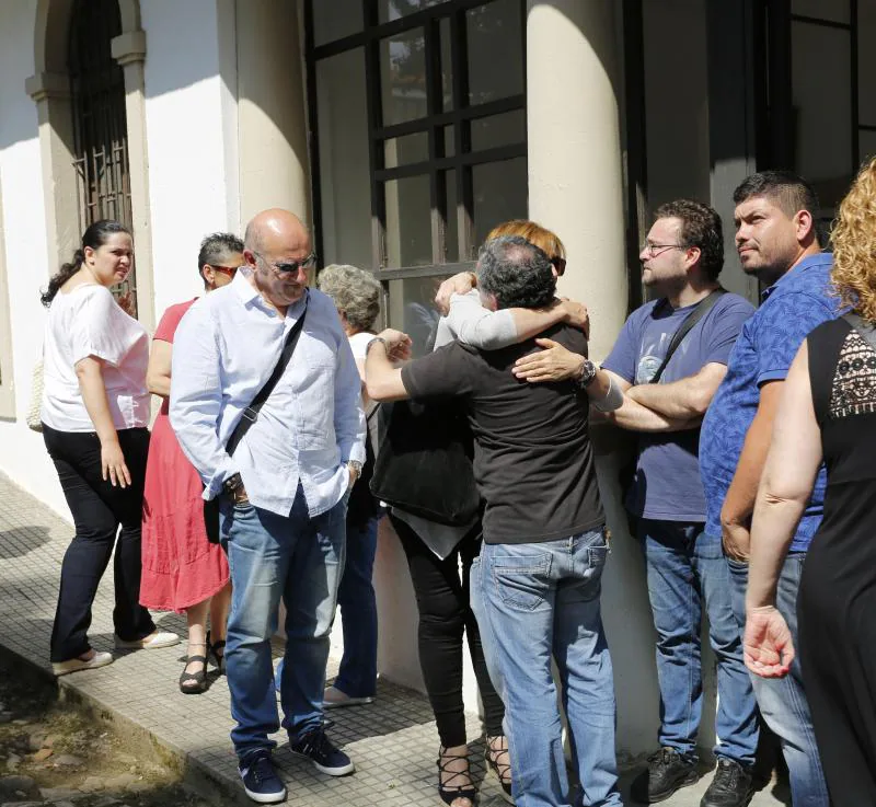 La iglesia de San Andrés de Ceares ha acogido el funeral por Eladio Sánchez, director de la Compañía Asturiana de Comedias. Decenas de personas han arropado a la familia de este maestro del teatro asturiano en el emotivo oficio.