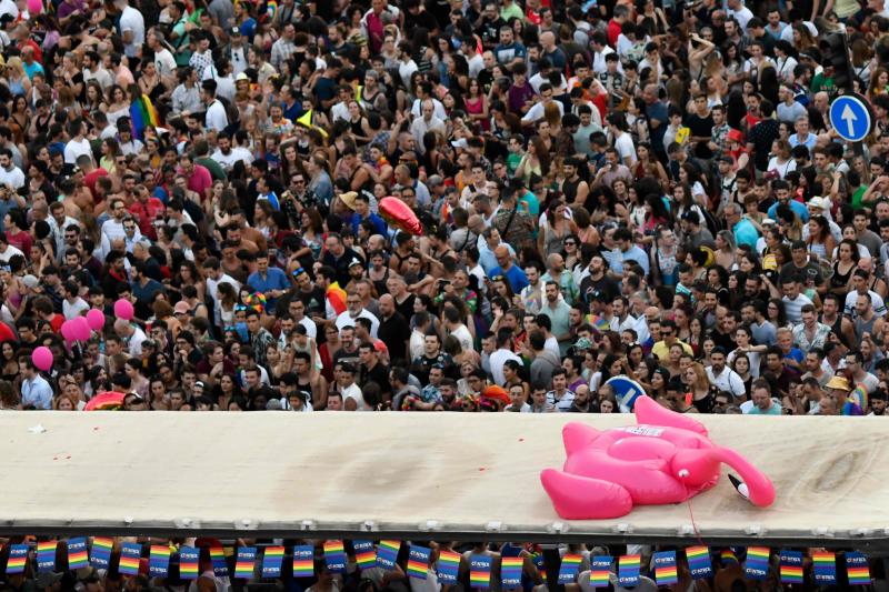 Miles de personas bailaron al ritmo que marcanon las carrozas repletas de ángeles y marineros