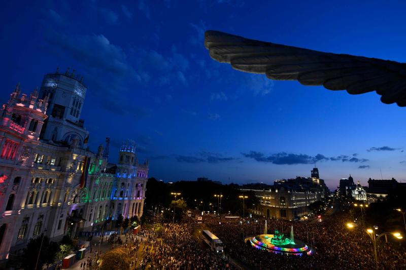 Miles de personas bailaron al ritmo que marcanon las carrozas repletas de ángeles y marineros