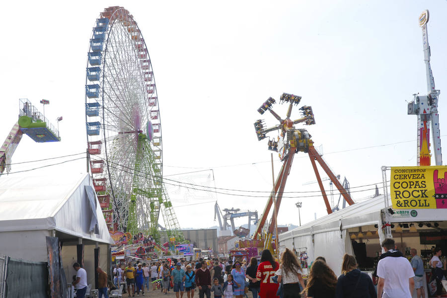 Gran ambiente festivo en la primera jornada de la XXXI Semana Negra de Gijón. La ausencia de lluvia ha animado a miles de personas a visitar el recinto del antiguo astillero y disfrutar de las conferencias, las exposiciones y las numerosas atracciones que conforman el certamen.