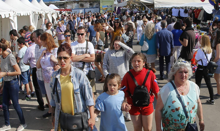 Gran ambiente festivo en la primera jornada de la XXXI Semana Negra de Gijón. La ausencia de lluvia ha animado a miles de personas a visitar el recinto del antiguo astillero y disfrutar de las conferencias, las exposiciones y las numerosas atracciones que conforman el certamen.