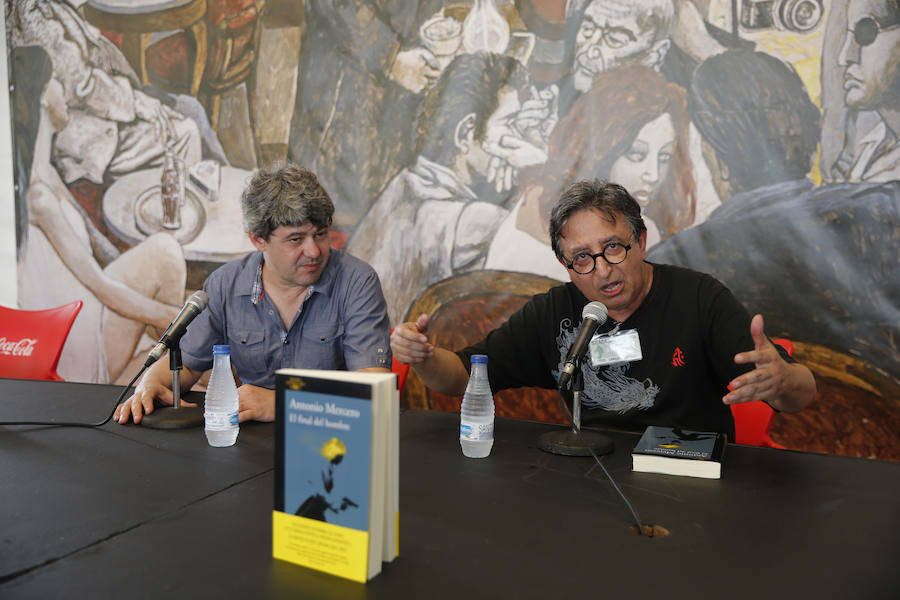 Gran ambiente festivo en la primera jornada de la XXXI Semana Negra de Gijón. La ausencia de lluvia ha animado a miles de personas a visitar el recinto del antiguo astillero y disfrutar de las conferencias, las exposiciones y las numerosas atracciones que conforman el certamen.