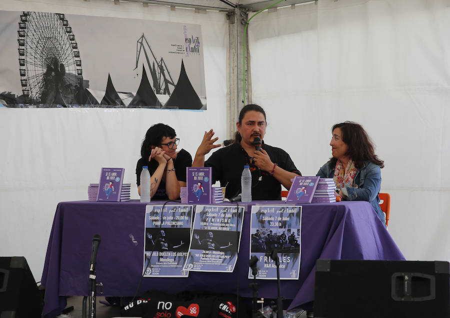 Gran ambiente festivo en la primera jornada de la XXXI Semana Negra de Gijón. La ausencia de lluvia ha animado a miles de personas a visitar el recinto del antiguo astillero y disfrutar de las conferencias, las exposiciones y las numerosas atracciones que conforman el certamen.