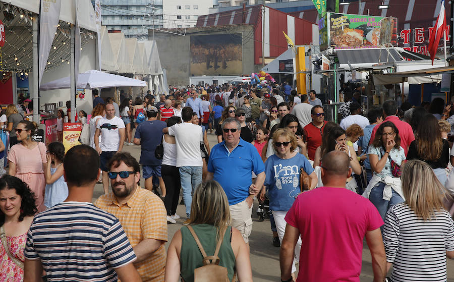 Gran ambiente festivo en la primera jornada de la XXXI Semana Negra de Gijón. La ausencia de lluvia ha animado a miles de personas a visitar el recinto del antiguo astillero y disfrutar de las conferencias, las exposiciones y las numerosas atracciones que conforman el certamen.