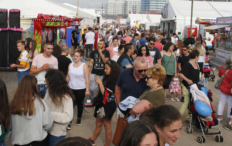 Gran ambiente festivo en la primera jornada de la XXXI Semana Negra de Gijón. La ausencia de lluvia ha animado a miles de personas a visitar el recinto del antiguo astillero y disfrutar de las conferencias, las exposiciones y las numerosas atracciones que conforman el certamen.