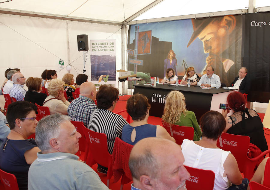 Gran ambiente festivo en la primera jornada de la XXXI Semana Negra de Gijón. La ausencia de lluvia ha animado a miles de personas a visitar el recinto del antiguo astillero y disfrutar de las conferencias, las exposiciones y las numerosas atracciones que conforman el certamen.