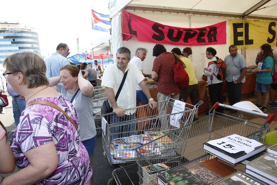 Gran ambiente festivo en la primera jornada de la XXXI Semana Negra de Gijón. La ausencia de lluvia ha animado a miles de personas a visitar el recinto del antiguo astillero y disfrutar de las conferencias, las exposiciones y las numerosas atracciones que conforman el certamen.