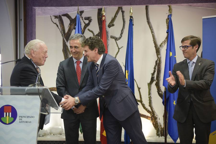 La asociación Amigos de Cudillero ha entregado, un año más, sus galardones Amuravela de Oro. En esta trigesimonovena edición, han distinguido a la presidenta del CSIC, Rosa María Menéndez López, al director de los cursos MIR en Oviedo, Jaime Baladrón, y al Centro Asturiano de México.