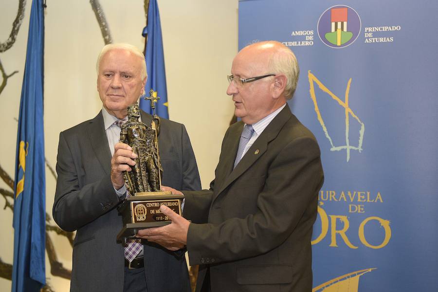 La asociación Amigos de Cudillero ha entregado, un año más, sus galardones Amuravela de Oro. En esta trigesimonovena edición, han distinguido a la presidenta del CSIC, Rosa María Menéndez López, al director de los cursos MIR en Oviedo, Jaime Baladrón, y al Centro Asturiano de México.