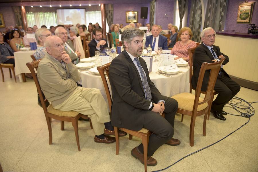 La asociación Amigos de Cudillero ha entregado, un año más, sus galardones Amuravela de Oro. En esta trigesimonovena edición, han distinguido a la presidenta del CSIC, Rosa María Menéndez López, al director de los cursos MIR en Oviedo, Jaime Baladrón, y al Centro Asturiano de México.