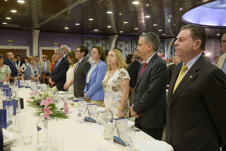 La asociación Amigos de Cudillero ha entregado, un año más, sus galardones Amuravela de Oro. En esta trigesimonovena edición, han distinguido a la presidenta del CSIC, Rosa María Menéndez López, al director de los cursos MIR en Oviedo, Jaime Baladrón, y al Centro Asturiano de México.