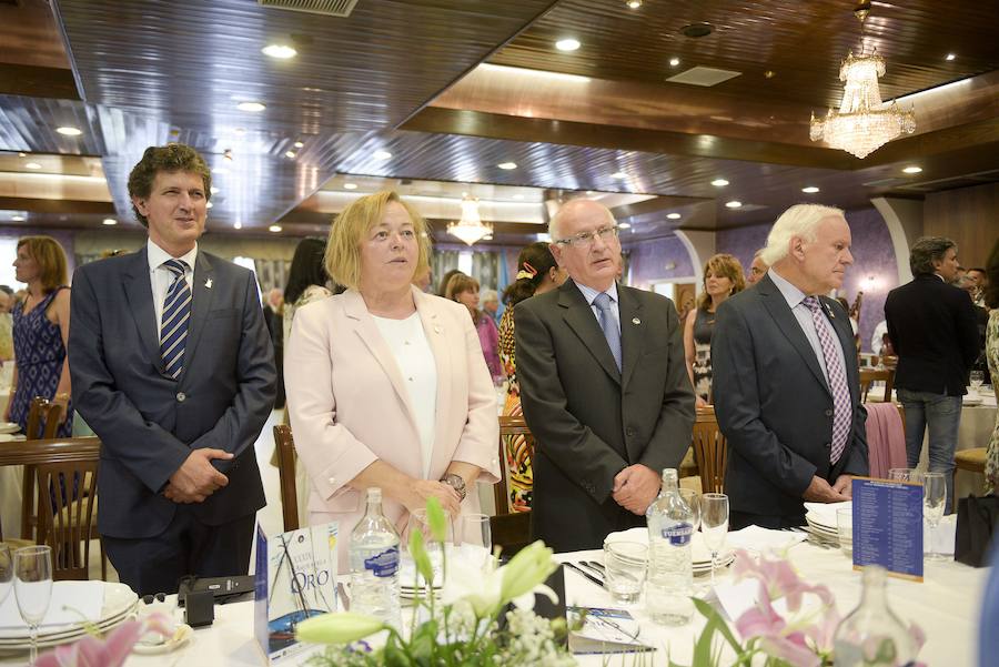 La asociación Amigos de Cudillero ha entregado, un año más, sus galardones Amuravela de Oro. En esta trigesimonovena edición, han distinguido a la presidenta del CSIC, Rosa María Menéndez López, al director de los cursos MIR en Oviedo, Jaime Baladrón, y al Centro Asturiano de México.