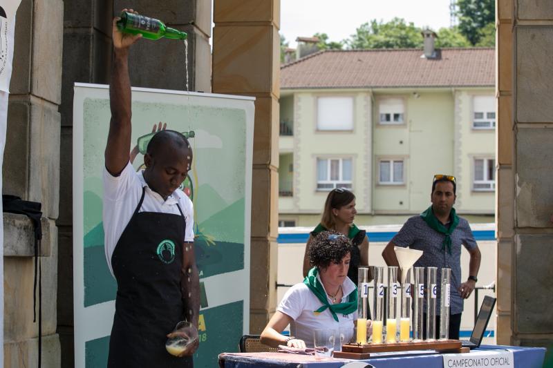 Salvador Ondó, de Sidrerías El Mallu, gana por tercera vez el concurso de escanciadores del Festival de la Sidra de Nava, un certamen que este año ha reunido a 35 escanciadores.