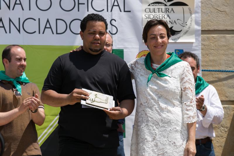 Salvador Ondó, de Sidrerías El Mallu, gana por tercera vez el concurso de escanciadores del Festival de la Sidra de Nava, un certamen que este año ha reunido a 35 escanciadores.