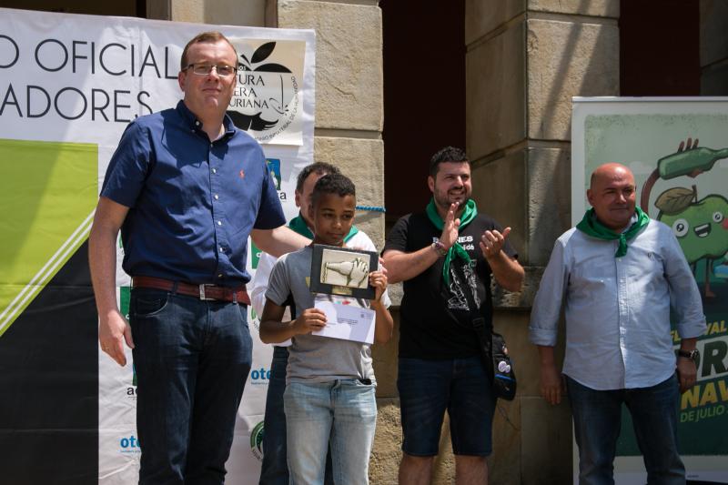 Salvador Ondó, de Sidrerías El Mallu, gana por tercera vez el concurso de escanciadores del Festival de la Sidra de Nava, un certamen que este año ha reunido a 35 escanciadores.