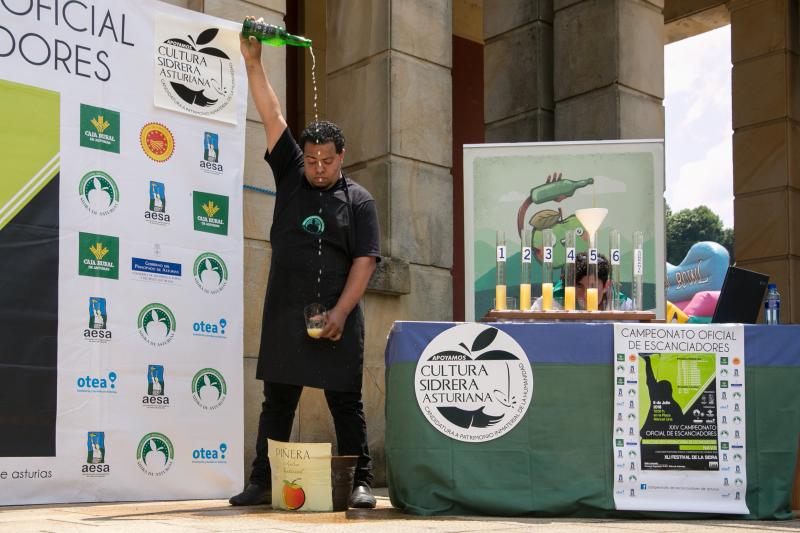 Salvador Ondó, de Sidrerías El Mallu, gana por tercera vez el concurso de escanciadores del Festival de la Sidra de Nava, un certamen que este año ha reunido a 35 escanciadores.