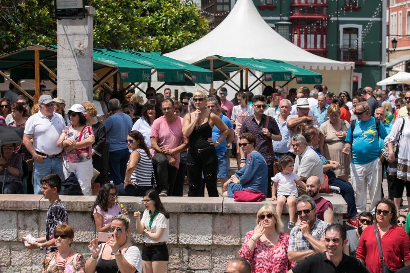 Salvador Ondó, de Sidrerías El Mallu, gana por tercera vez el concurso de escanciadores del Festival de la Sidra de Nava, un certamen que este año ha reunido a 35 escanciadores.