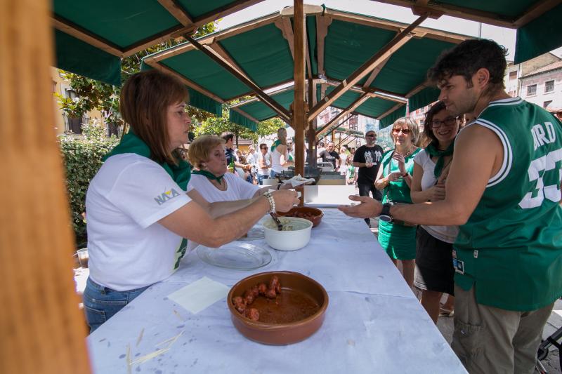 Salvador Ondó, de Sidrerías El Mallu, gana por tercera vez el concurso de escanciadores del Festival de la Sidra de Nava, un certamen que este año ha reunido a 35 escanciadores.