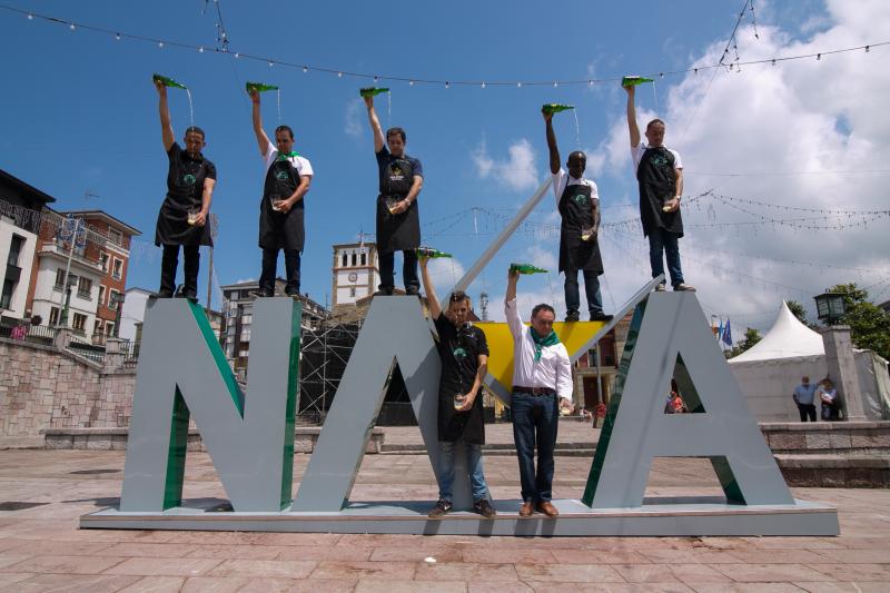 Salvador Ondó, de Sidrerías El Mallu, gana por tercera vez el concurso de escanciadores del Festival de la Sidra de Nava, un certamen que este año ha reunido a 35 escanciadores.