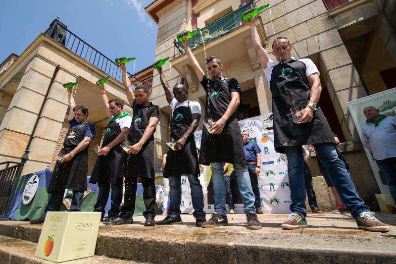 Salvador Ondó, de Sidrerías El Mallu, gana por tercera vez el concurso de escanciadores del Festival de la Sidra de Nava, un certamen que este año ha reunido a 35 escanciadores.