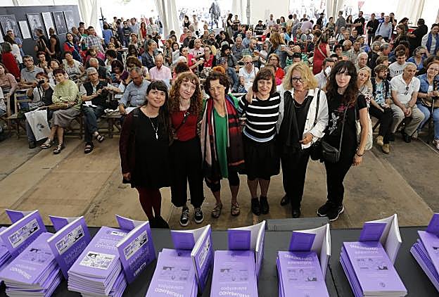 Ana Penyas, Laura Fernández, Laura Pérez Verneti, Antonia Santolaya y Marika, con Raquel Lagartos. :: PALOMA UCHA