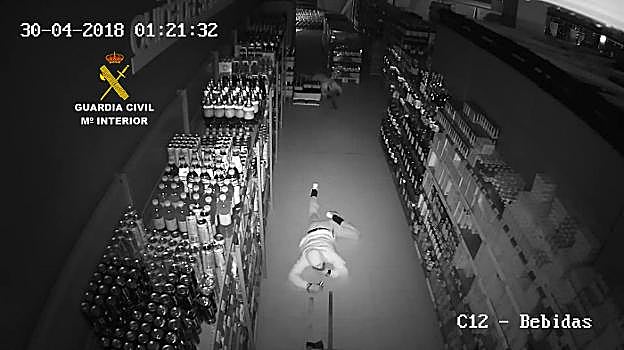 Uno de los miembros del grupo repta para evitar, sin éxito, ser visto durante uno de los robos. 