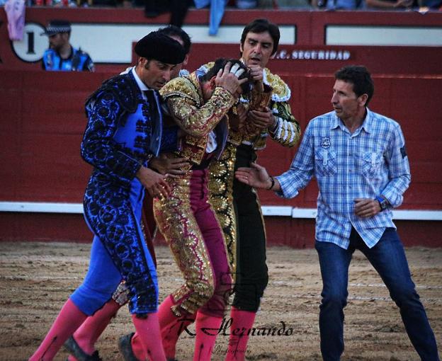 Padilla, tras la cornada que le arrancó parte del cuero cabelludo. 