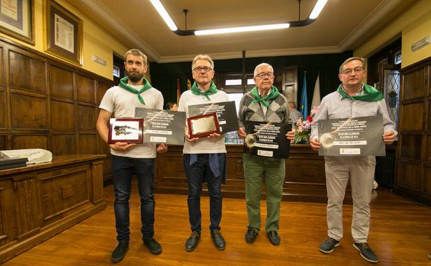 Los llagareros premiados en la categoría de sidra natural.