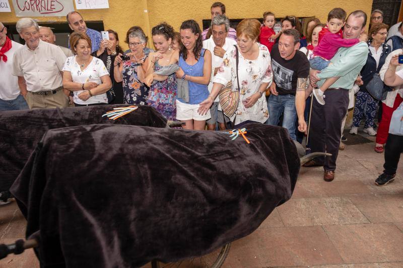Vecinos de todas las edades de la localidad piloñesa festejaron su propia versión de la tradicional fiesta de Pamplona.