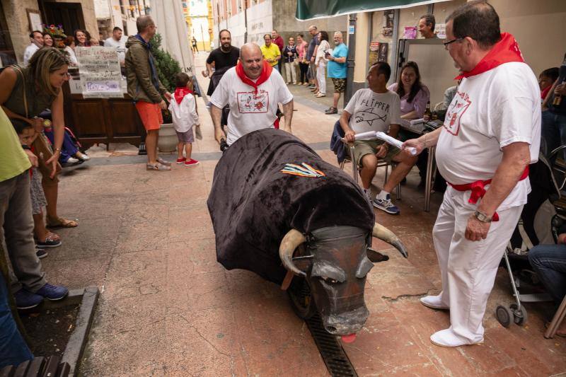 Vecinos de todas las edades de la localidad piloñesa festejaron su propia versión de la tradicional fiesta de Pamplona.