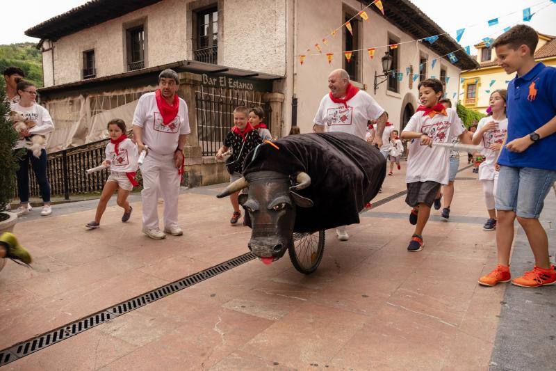 Vecinos de todas las edades de la localidad piloñesa festejaron su propia versión de la tradicional fiesta de Pamplona.