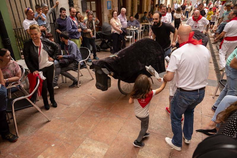 Vecinos de todas las edades de la localidad piloñesa festejaron su propia versión de la tradicional fiesta de Pamplona.