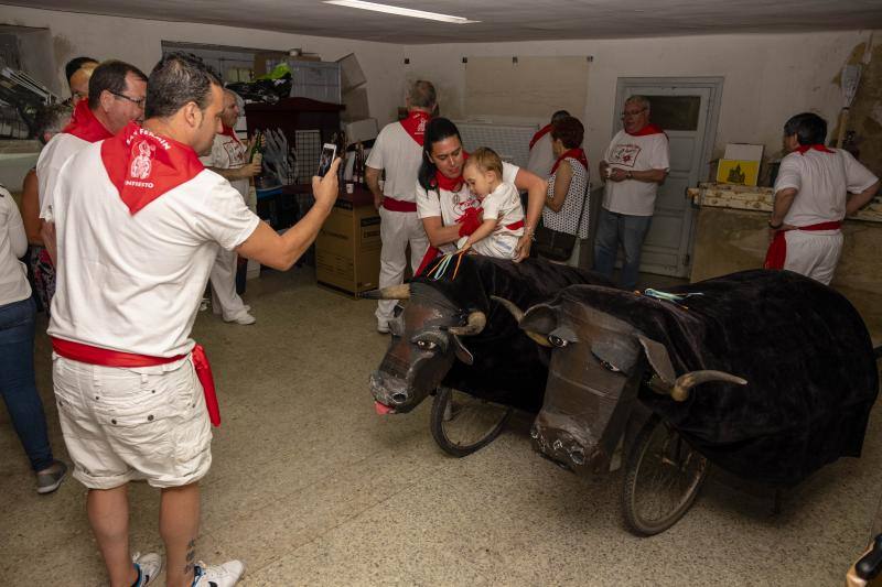 Vecinos de todas las edades de la localidad piloñesa festejaron su propia versión de la tradicional fiesta de Pamplona.