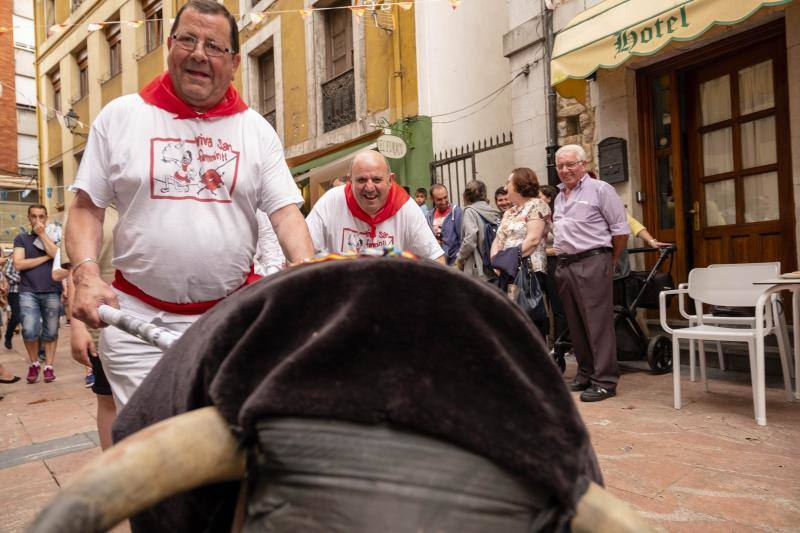 Vecinos de todas las edades de la localidad piloñesa festejaron su propia versión de la tradicional fiesta de Pamplona.