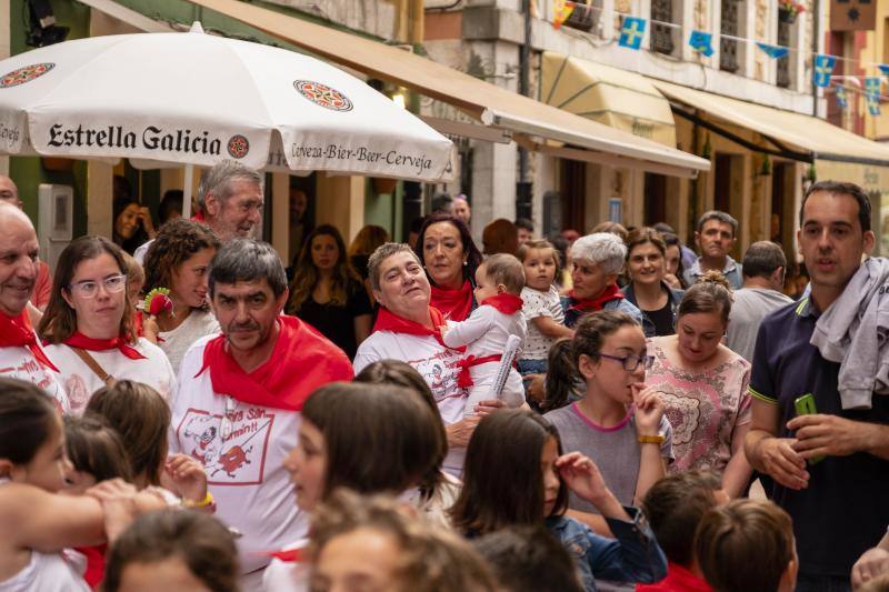 Vecinos de todas las edades de la localidad piloñesa festejaron su propia versión de la tradicional fiesta de Pamplona.