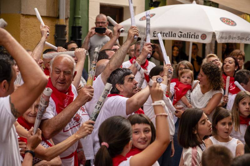 Vecinos de todas las edades de la localidad piloñesa festejaron su propia versión de la tradicional fiesta de Pamplona.