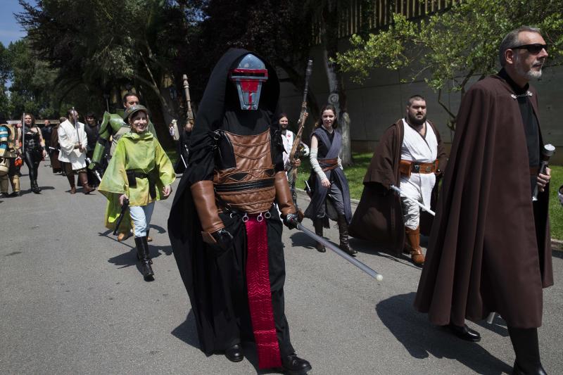 Unos 300 figurantes de toda España han participado en el gran desfile de 'Star Wars' con el que, un año más, se pone fin a una edición del festival Metrópoli en Gijón. 