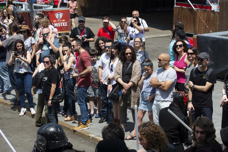 Unos 300 figurantes de toda España han participado en el gran desfile de 'Star Wars' con el que, un año más, se pone fin a una edición del festival Metrópoli en Gijón. 