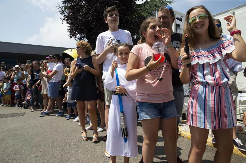 Unos 300 figurantes de toda España han participado en el gran desfile de 'Star Wars' con el que, un año más, se pone fin a una edición del festival Metrópoli en Gijón. 