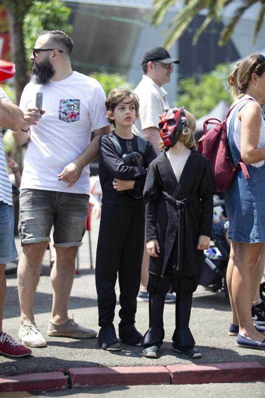 Unos 300 figurantes de toda España han participado en el gran desfile de 'Star Wars' con el que, un año más, se pone fin a una edición del festival Metrópoli en Gijón. 