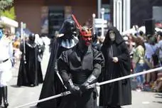 Unos 300 figurantes de toda España han participado en el gran desfile de 'Star Wars' con el que, un año más, se pone fin a una edición del festival Metrópoli en Gijón. 