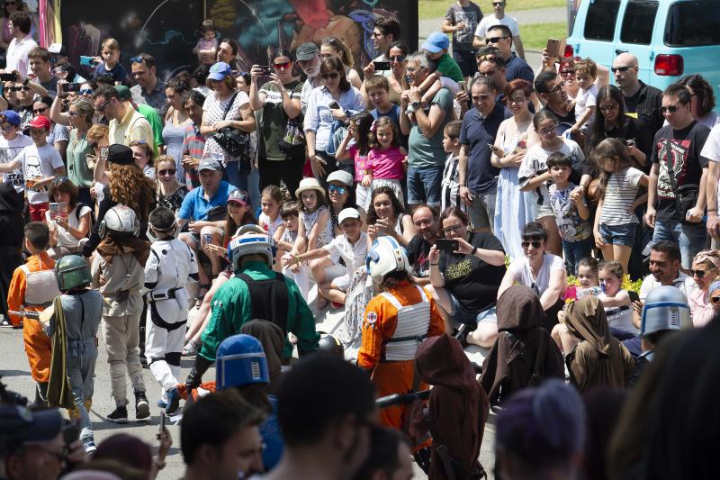 Unos 300 figurantes de toda España han participado en el gran desfile de 'Star Wars' con el que, un año más, se pone fin a una edición del festival Metrópoli en Gijón. 