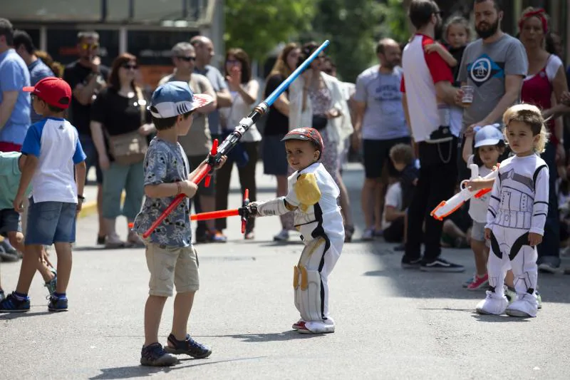 Unos 300 figurantes de toda España han participado en el gran desfile de 'Star Wars' con el que, un año más, se pone fin a una edición del festival Metrópoli en Gijón. 