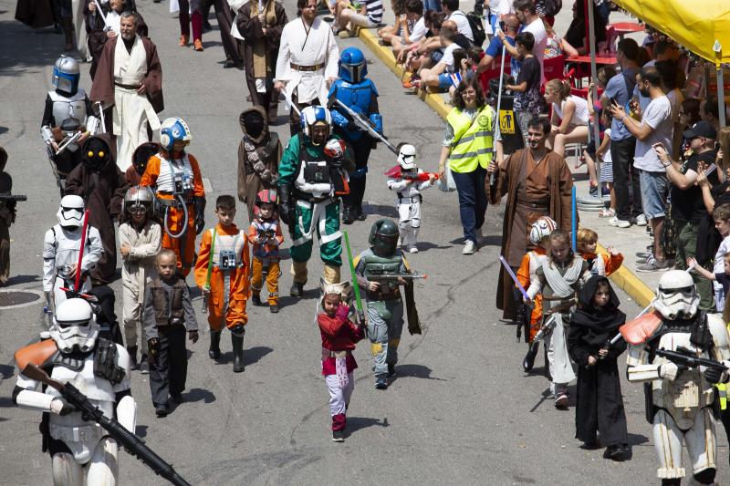 Unos 300 figurantes de toda España han participado en el gran desfile de 'Star Wars' con el que, un año más, se pone fin a una edición del festival Metrópoli en Gijón. 