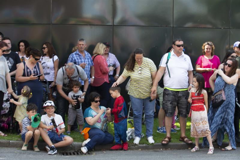 Unos 300 figurantes de toda España han participado en el gran desfile de 'Star Wars' con el que, un año más, se pone fin a una edición del festival Metrópoli en Gijón. 