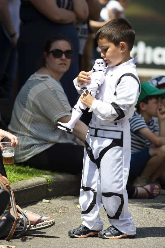 Unos 300 figurantes de toda España han participado en el gran desfile de 'Star Wars' con el que, un año más, se pone fin a una edición del festival Metrópoli en Gijón. 