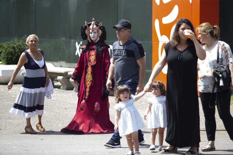 Unos 300 figurantes de toda España han participado en el gran desfile de 'Star Wars' con el que, un año más, se pone fin a una edición del festival Metrópoli en Gijón. 