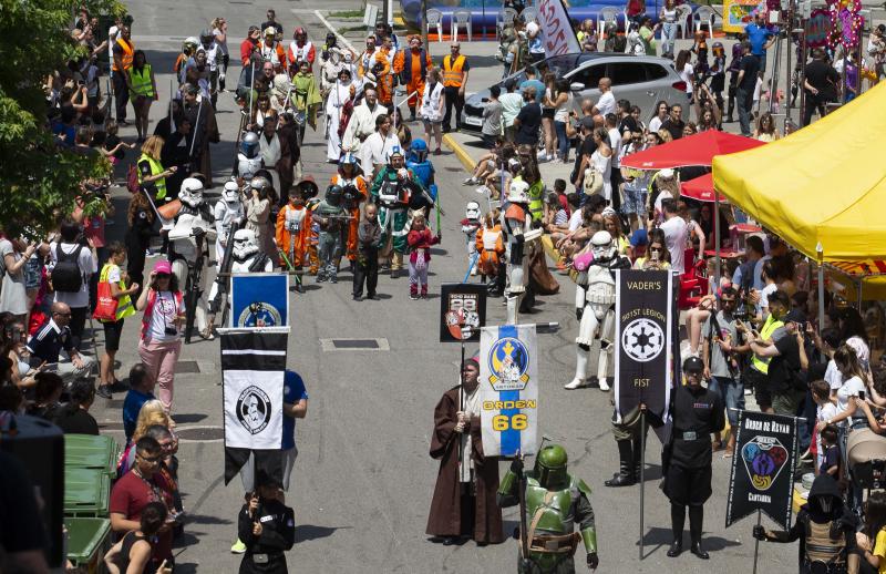 Unos 300 figurantes de toda España han participado en el gran desfile de 'Star Wars' con el que, un año más, se pone fin a una edición del festival Metrópoli en Gijón. 