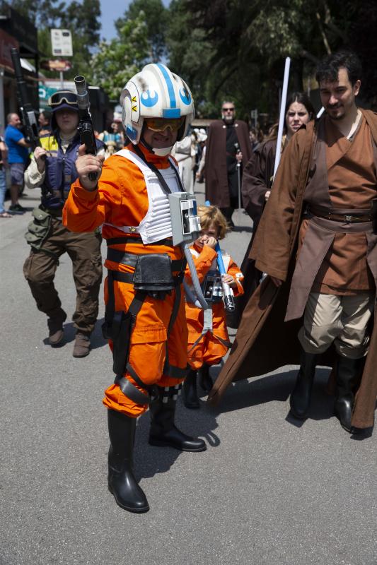 Unos 300 figurantes de toda España han participado en el gran desfile de 'Star Wars' con el que, un año más, se pone fin a una edición del festival Metrópoli en Gijón. 